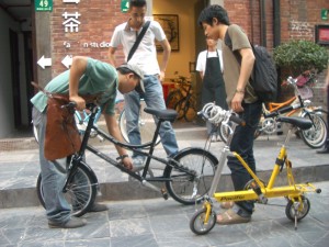 自転車好きの未来のお客さん(?)：右と革エプロン姿の自転車屋さんの李さん、ショップオーナー（中央）